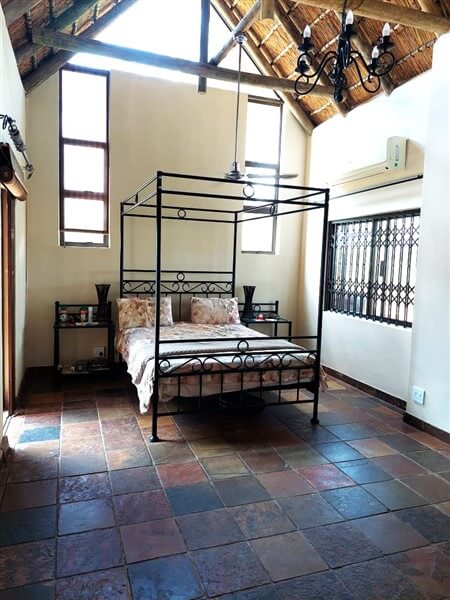 rugya 4 post bed image